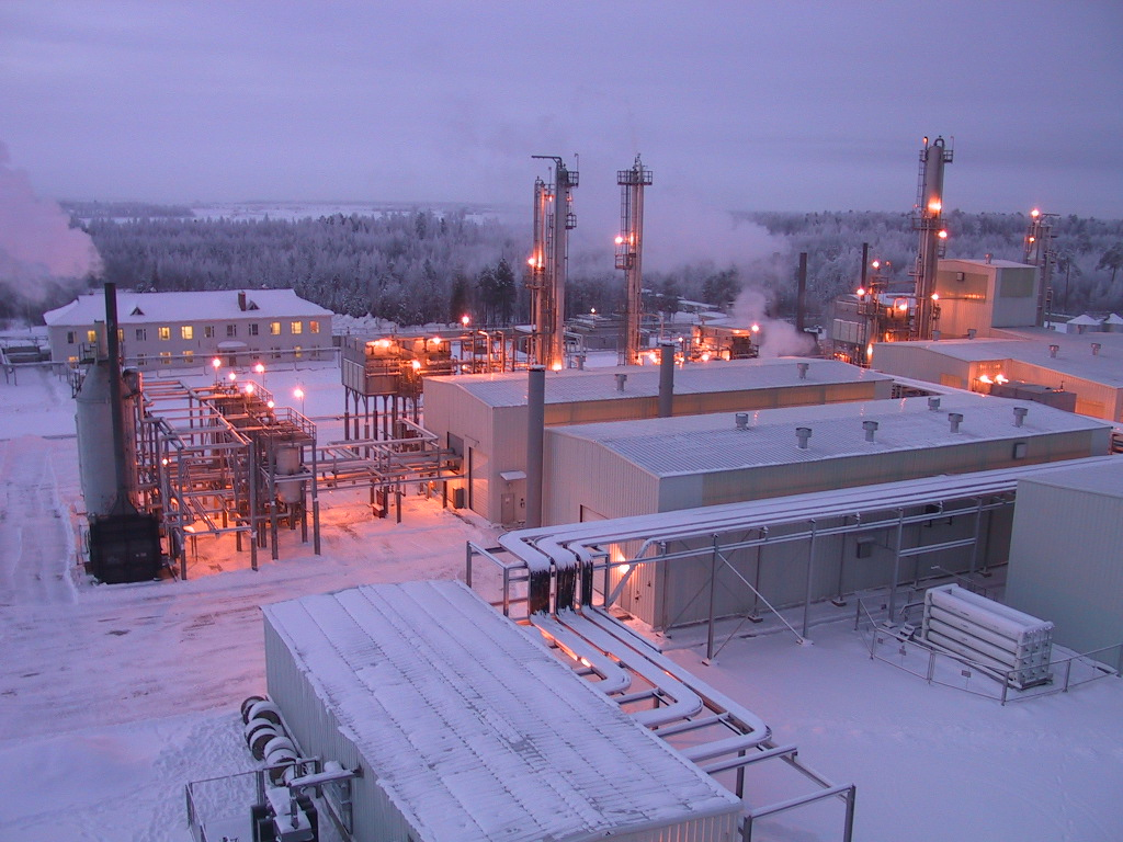 Oil refinery plant illustrating the volatile energy commodities AI tools help analyze